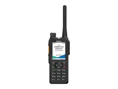 Ein tragbares Funkgerät mit einer Antenne, einem Bildschirm, auf dem „P-Group Call 1