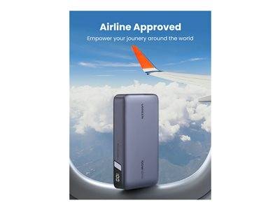 Ein tragbares Ladegerät wird gegen eine Flugzeugfensteransicht mit Wolken angezeigt. Der Text lautet „Von der Fluggesellschaft genehmigt. Unterstützen Sie Ihre Reise rund um die Welt.