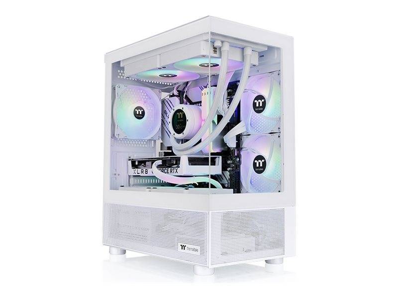 Ein weißer Gaming-PC mit LED-beleuchteten Kühlventilatoren, einer sichtbaren RTX-Grafikkarte und Flüssigkeitskühlungsschläuchen. Das Gehäuse hat transparente Seitenwände.