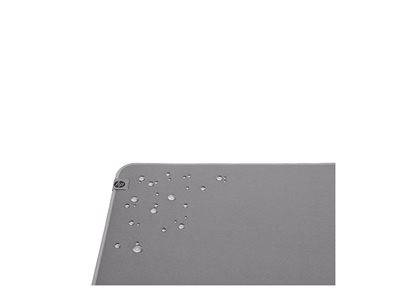 Eine graue rechteckige Matte mit Wassertropfen darauf, die auf ein wasserbeständiges Material hindeutet.