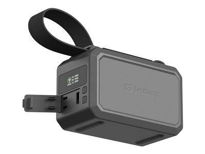 Tragbare Powerbank in einem robusten Gehäuse mit Riemen, ausgestattet mit einem USB-Anschluss, einer Stromanzeige und einem Etikett auf der Seite zum Branding.