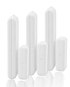 Sechs weiße, längliche Objekte unterschiedlicher Höhen sind zusammengruppiert und ähneln abstrakten modernen Skulpturen oder Haushaltsgegenständen.