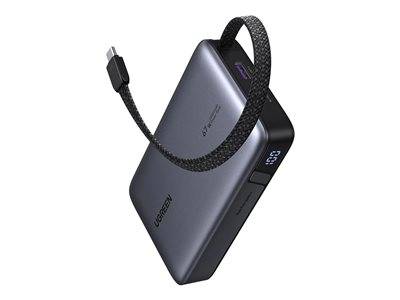 Eine kompakte, dunkelgraue Powerbank mit angeschlossenem Ladekabel, digitalem Display, das „50 %