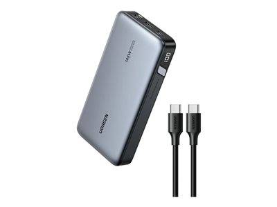Eine silberne Powerbank mit zwei USB-Anschlüssen und LED-Display. Daneben sind zwei USB-C-Kabel zu sehen.