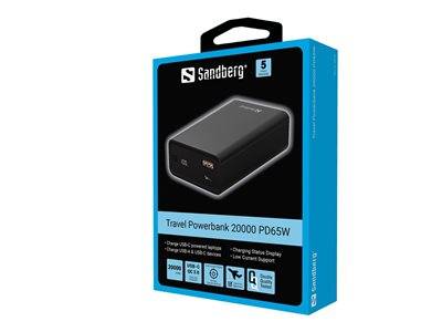 Eine blaue Box enthält eine Sandberg Travel Powerbank 20000 PD65W mit Funktionen wie Schnellladung, Ladestatus-Anzeige und USB-C-Unterstützung.