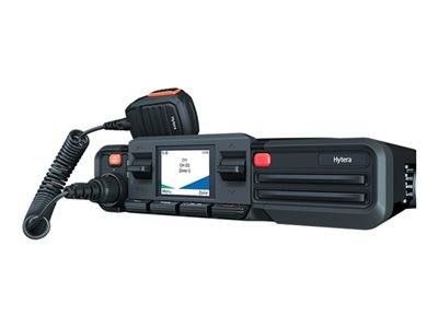 Ein Zweiweg-Funkgerät mit einem Mikrofon, das über ein digitales Display mit Text und Symbolen verfügt und über ein Spiralkabel verbunden ist.