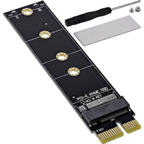 Eine schwarze PCIe-NVMe-SSD-Adapterkarte mit vier Montagelöchern, abgebildet zusammen mit einem kleinen Schraubendreher, Wärmeleitpad und Schrauben.