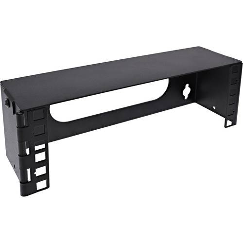 Ein schwarzes Metall-Wandmontagegr ägeregal mit kreisförmigen und rechteckigen Ausschnitten an den Seiten und der Rückseite, das zur Befestigung von Netzwerkgeräten verwendet wird.