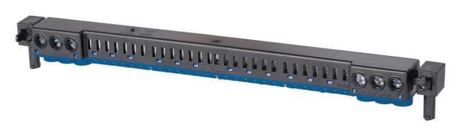 Ein schwarz-blaues Patchfeld mit mehreren Anschlüssen, das zur Kabelführung in Netzwerkaufbauten verwendet wird. Die Anschlüsse sind nicht beschriftet.