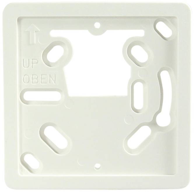 Weiße rechteckige Befestigungshalterung für Elektronik mit verschiedenen Ausschnitten und Bohrungen; ein Pfeil zeigt nach oben mit der Beschriftung „UP OPEN