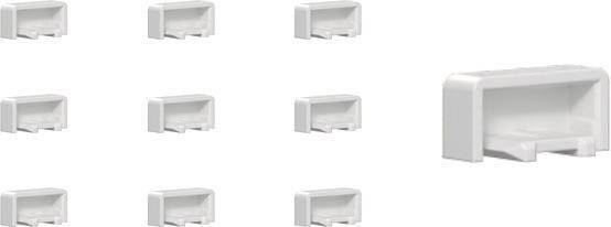 Sechs identische weiße Sofas in einem Rastermuster gegen einen schlichten Hintergrund angeordnet.