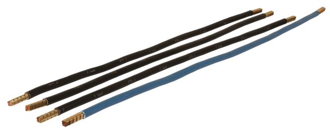 Vier Kabel, drei schwarze und eines blaue, parallel nebeneinander auf weißem Hintergrund gelegt.