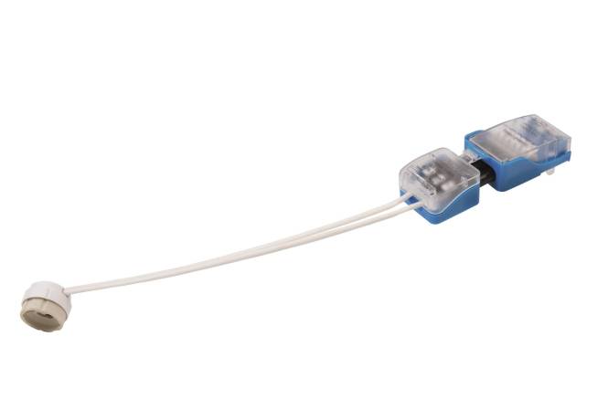Ein klares Kabel, das mit einem blauen und transparenten Elektrostecker verbunden ist, isoliert auf weißem Hintergrund.