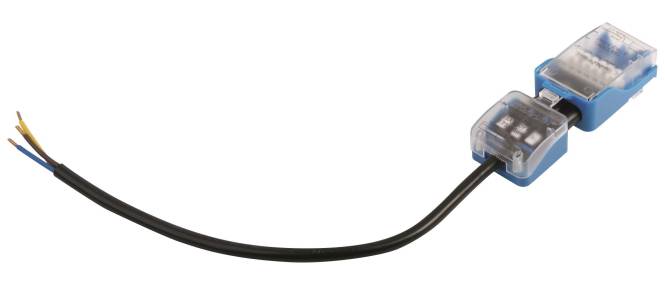 Ein schwarzes USB-Kabel mit sichtbarem Stecker auf der rechten Seite vor weißem Hintergrund.