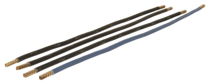 Vier elektrische Leitungen: drei schwarze und eine blaue, parallel angeordnet, jede mit aufgedruckten Nummern, die verschiedene Stromkreise kennzeichnen.