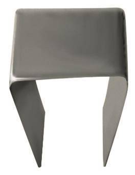 Ein moderner, minimalistischer Metallstuhl mit schlankem Design, bestehend aus einer durchgehenden, geschwungenen Sitzfläche und Rückenlehne sowie zwei kantigen Beinen.