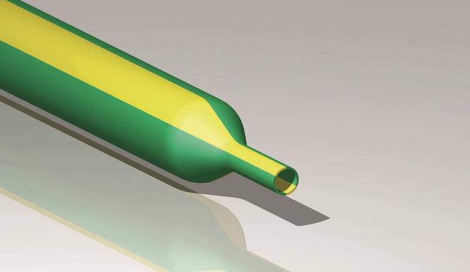 Ein 3D-gerendetes Bild einer grünen Flasche, die auf ihrer Seite liegt und einen Schatten auf einer hellen Oberfläche wirft. Die Flasche hat einen gelben Streifen entlang ihrer Seite.