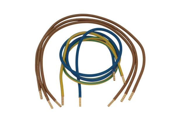 Farbige elektrische Drähte in einem Kreis aufgerollt, mit brauner, blauer und gelb-grüner Isolierung.