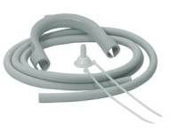 Ein aufgerollter grauer Schlauch mit zwei offenen Enden ist mit einer kleinen weißen Vorrichtung verbunden. Zwei Kabelbinder sind an der Vorrichtung angebracht.