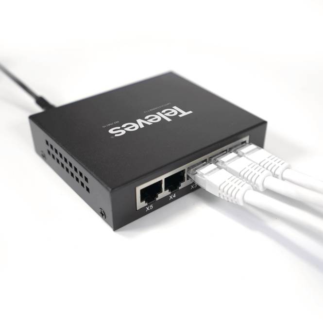 Ein kleiner schwarzer Netzwerk-Switch mit der Bezeichnung „Televes