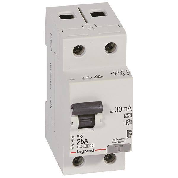 Ein weißer Legrand RX3 25A Leitungsschutzschalter mit Kategoriesymbolen, einem Schalter und dualen Anschlussöffnungen, entworfen für Elektroinstallationen.