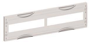 Ein weißes rechteckiges Objekt mit zwei ausgeschnittenen Abschnitten, möglicherweise ein Teil einer größeren Struktur oder eines Geräts, in einer Schrägansicht dargestellt.