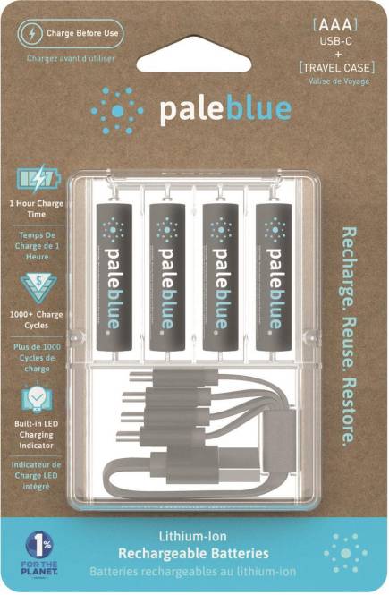 Ein Paket von wiederaufladbaren Batterien der Marke „paleblue