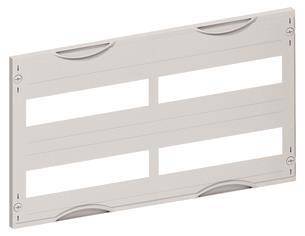 Ein weißes Kunststoffzaunfeld mit Lamellendachung, mit gleichmäßig verteilten horizontalen Lamellen und ovalen Ausschnitten entlang der oberen und unteren Kanten.