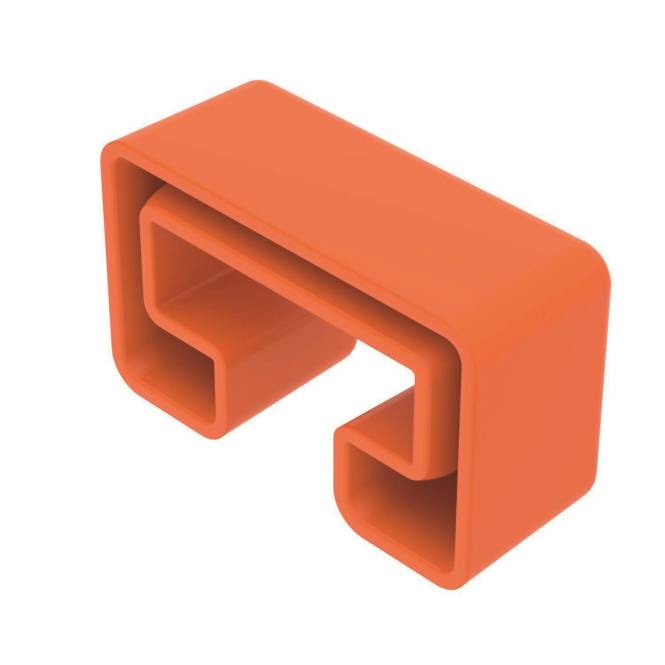 Ein abstraktes, orangefarbenes, rechteckig geformtes Objekt mit gefalteten Schichten, das einer geometrischen Skulptur ähnelt.