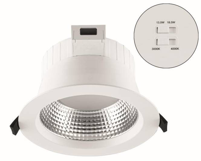 Ein weißes bündig eingebautes LED-Einbauleuchten-Downlight mit kreisförmigem belüftetem Design. Eine Vergrößerung zeigt Leistungsoptionen „13,5 W, 18,5 W