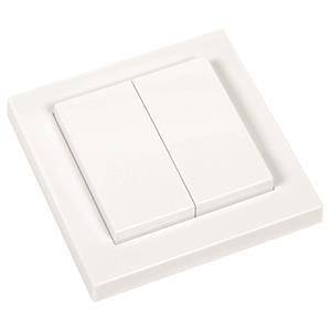 Ein weißer doppelter Lichtschalter an einer Wand, der sein einfaches, modernes Design mit zwei rechteckigen Knöpfen zur Steuerung elektrischer Einrichtungen zeigt.