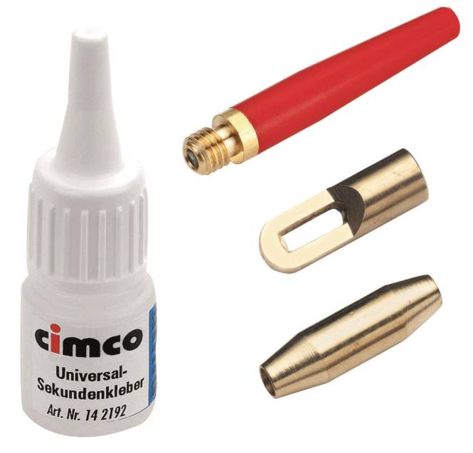 Nahaufnahme einer Flasche Kleber mit der Aufschrift 'cimco Universal-Sekundenkleber' neben verschiedenen Applikator-Düsen aus Metall und Kunststoff.