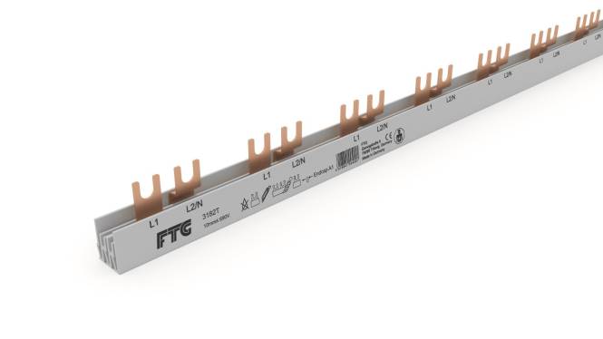 Ein weißer Stromschiene mit braunen Kupferkonnektoren zur elektrischen Verteilung. Gekennzeichnet mit L1, L2/N, und mit Sicherheitssymbolen sowie FTG-Branding.