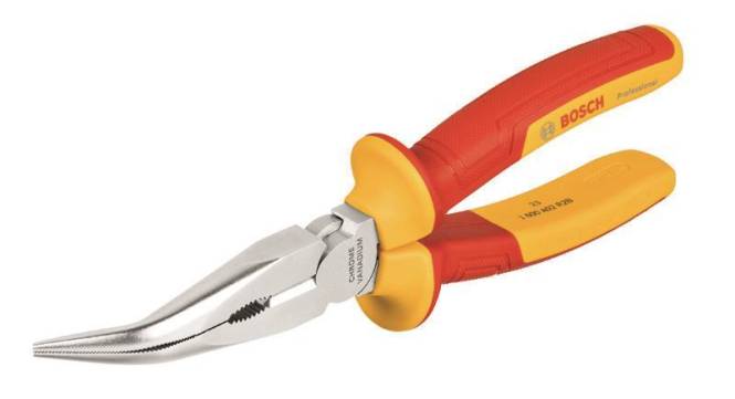 Ein Paar rot und gelb isolierte Zangen mit Metallbacken, Marke „Chrome Vanadium