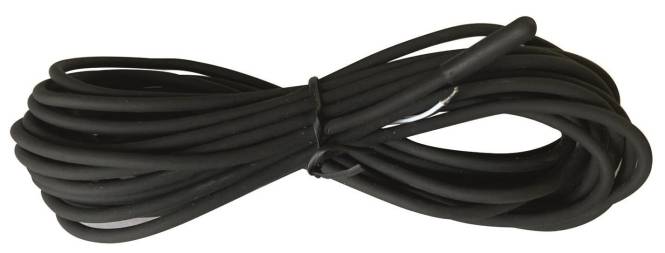 Ein aufgerolltes schwarzes Elektrokabel, möglicherweise zum Verbinden elektronischer Geräte, mit einem sichtbaren Ende, das leicht ausgefranst ist und interne Drähte zeigt.