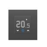 Ein digitales Thermostat-Display zeigt eine Temperatur von 20,5 Grad Celsius an, darunter befinden sich Pfeile zur Auf- und Abwärtsregelung.