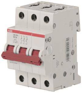 Ein weißer dreipoliger Leitungsschutzschalter mit roten Schaltern, gekennzeichnet mit „63 A