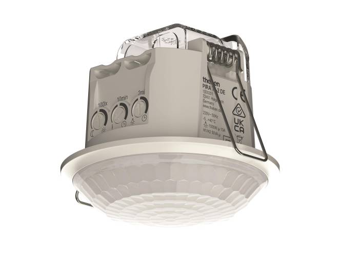 Ein an der Decke montiertes Bewegungsmeldergerät mit einstellbaren Einstellungen und gekennzeichneten Bedienelementen, das in automatisierten Beleuchtungssystemen verwendet wird.