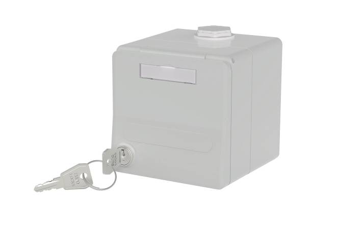 Eine graue verschließbare Box mit zwei eingesteckten Schlüsseln, die zum Sichern von Gegenständen verwendet wird. Die Box ist geschlossen und zeigt einen oberen kreisförmigen Deckel in der Mitte.