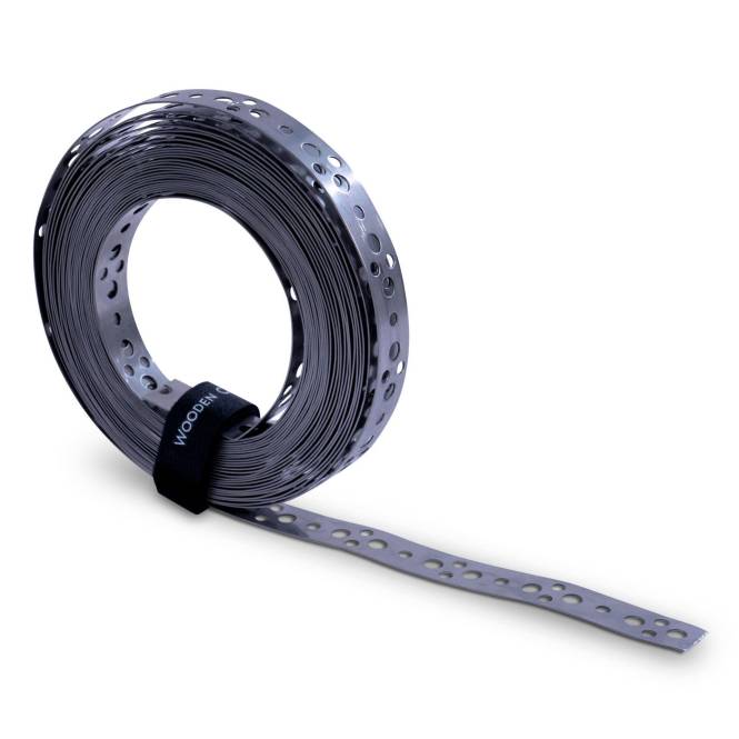 Eine teilweise abgewickelte Rolle Metallband mit Löchern entlang ihrer Länge, die zum Stützen oder Binden von Objekten verwendet wird.