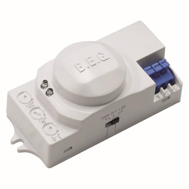 Ein weißer deckenmontierter Bewegungsmelder mit einem dreistelligen Schalter mit der Aufschrift „High Off Low