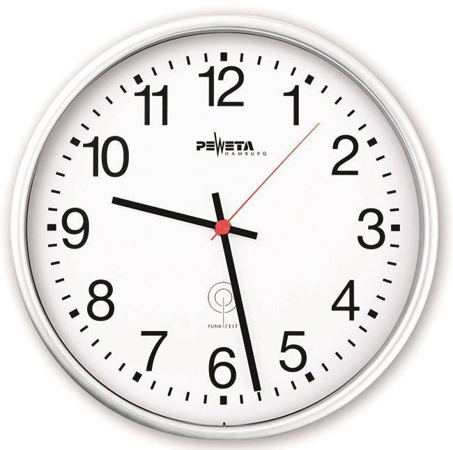 Analoguhr an der Wand mit der Uhrzeit 10:09, weißem Zifferblatt, schwarzen Zeigern und rotem Sekundenzeiger.