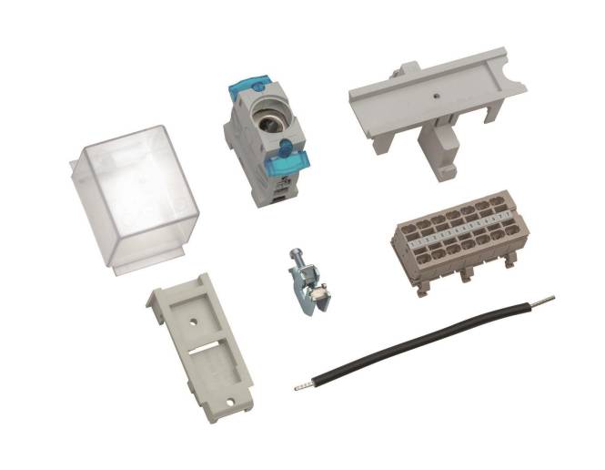 Verschiedene elektrische Komponenten, einschließlich eines Leitungsschutzschalters, einer Reihenklemme und eines Drahtes, wahrscheinlich für die Montage oder Reparatur von Elektrosystemen verwendet.