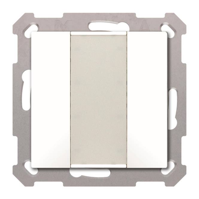 Ein weißer und grauer elektrischer Wandschalter mit drei Tasten, in einem quadratischen Metallrahmen eingebaut, verwendet zur Steuerung von Beleuchtung oder Geräten.