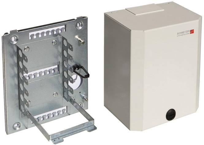 Ein offenes Schaltschrank mit einer inneren Montageplatte mit Schutzschalter-Steckplätzen und einer angebrachten Metallhalterung für die Verdrahtung.