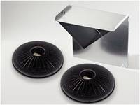 Zwei kreisförmige Filter und eine metallische Abzugshaube sind auf einer hellen Oberfläche platziert. Die Filter sind schwarz und die Haube hat eine silberne metallische Farbe.