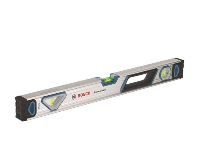 Eine silberfarbene Wasserwaage von Bosch mit grünen Libellen zum Messen von horizontaler und vertikaler Ausrichtung mit schwarzem Griff.