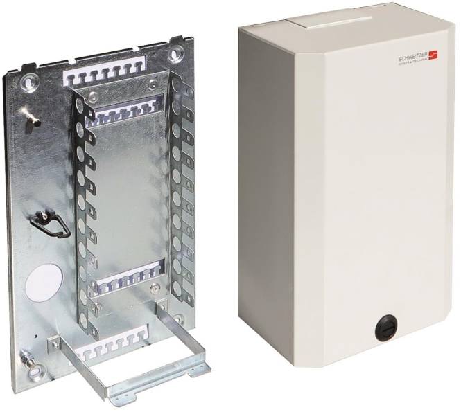 Metallrahmen neben einer weißen Box, möglicherweise Teil einer elektrischen oder Netzwerk-Einrichtung, mit „Schneider