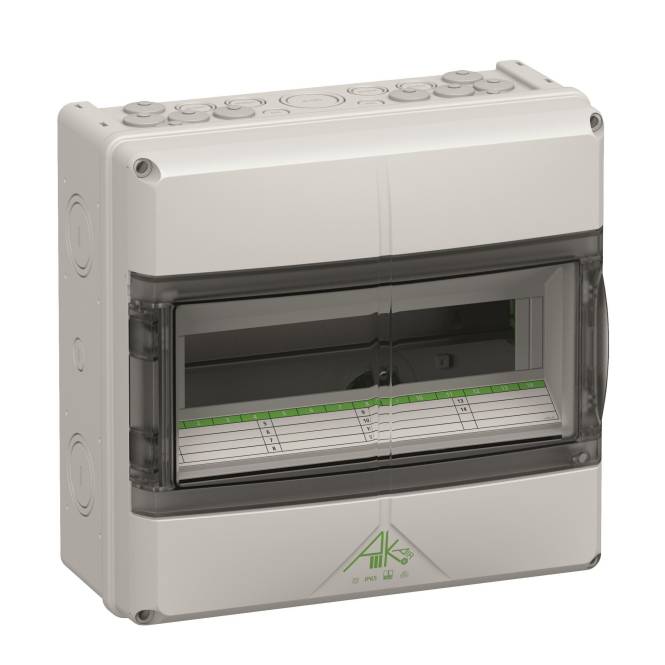 Ein weißes Elektroverteilungsgehäuse mit transparentem Deckel, das einen grün beschrifteten Streifen im Inneren zeigt, bestimmt zur Aufnahme von Leitungsschutzschaltern.