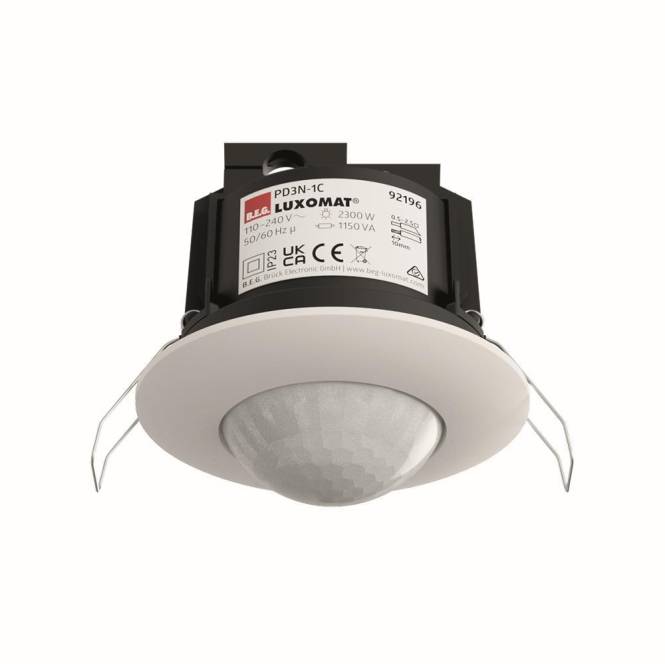 Ein weißer Luxomat-Bewegungsmelder mit schwarzem Gehäuse, verwendet zur Beleuchtungssteuerung. Er hat verschiedene Zertifizierungssymbole auf seinem Etikett.